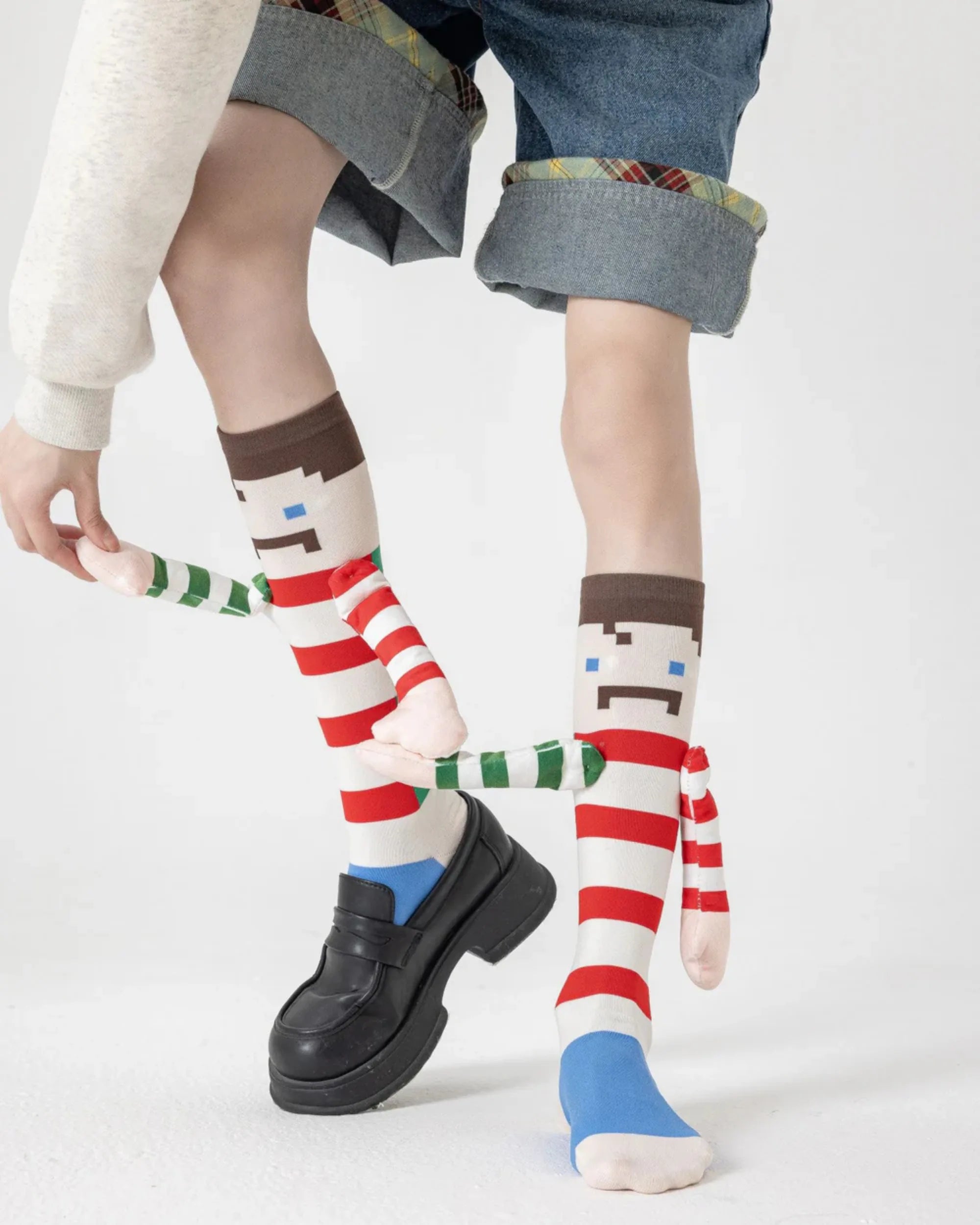 Sweetnana Pixel Character 3D Holding-Hands Knit Crew Socks-3 | PHAIGINA