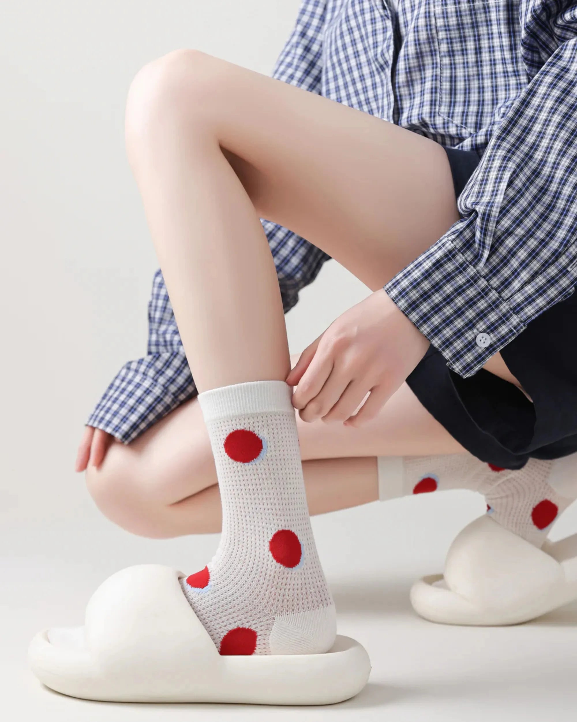 Cute Embroidered Pattern Crew Socks Dot-1 | PHAIGINA
